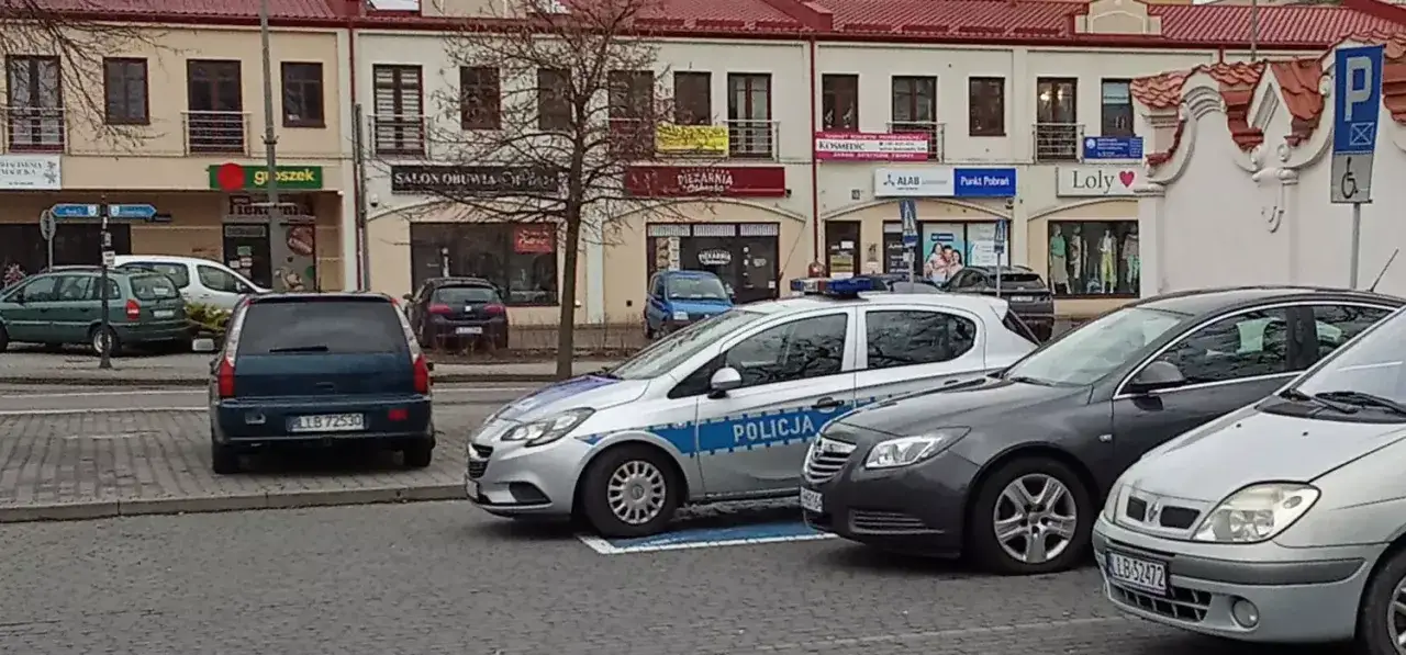 Zdjęcie Czy można parkować na kopercie bez osoby niepełnosprawnej? Sprawdź konsekwencje