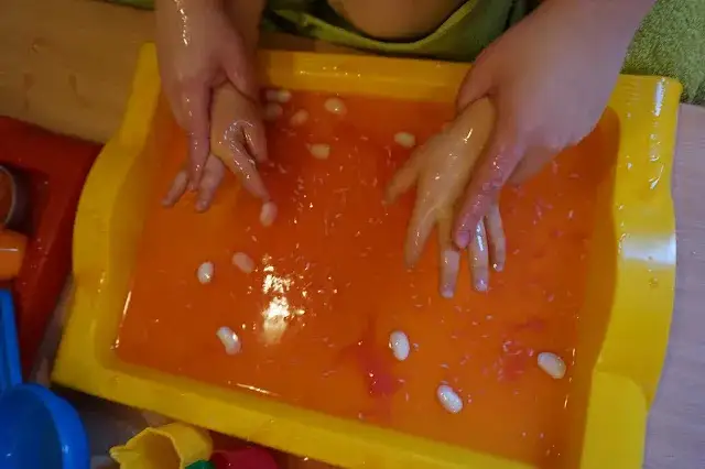 Zdjęcie Kreatywne zabawy sensoryczne z kisielem, które rozwijają zmysły dziecka