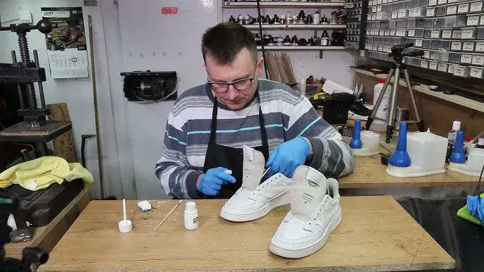 Zdjęcie Jak skutecznie wybielić zżółknięte buty Nike Air Force i przywrócić ich blask