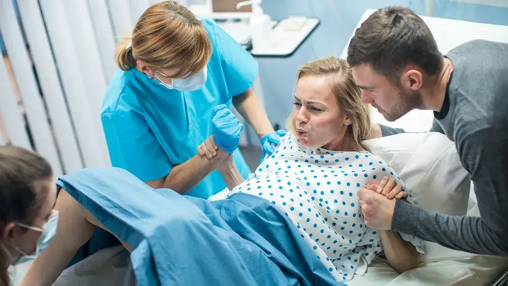 Zdjęcie Czy nacięcie krocza podczas porodu boli? Fakty i mity