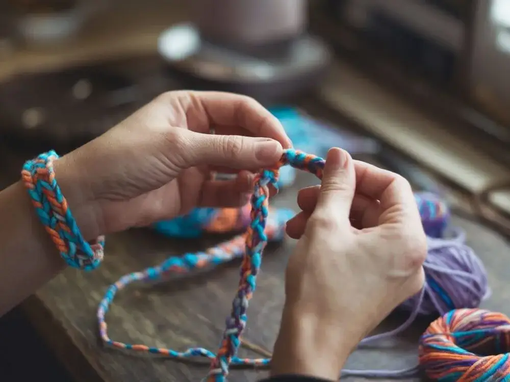 Zdjęcie Jak zrobić bransoletkę z włóczki - proste techniki i inspiracje