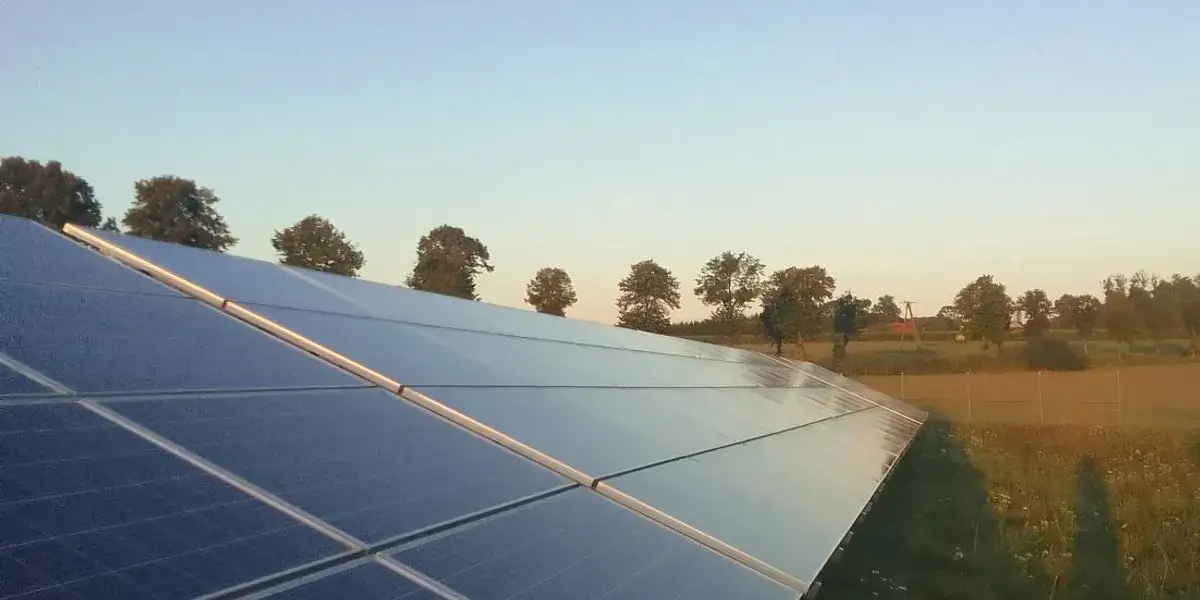 Zdjęcie Inwestycja w elektrownie słoneczne: zyski, koszty i nowe przepisy