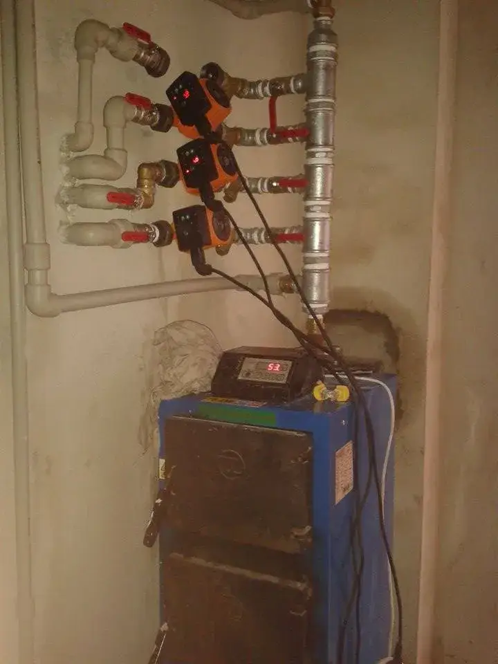 Zdjęcie Jak podłączyć pompę co do sterownika - uniknij najczęstszych błędów