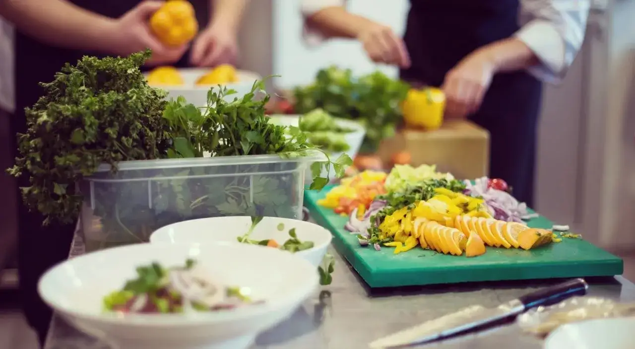 Zdjęcie Jak założyć firmę cateringową? Przewodnik krok po kroku i zysk!