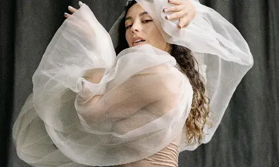 Zdjęcie Co ubrać pod prześwitującą bluzkę, aby uniknąć modowych wpadek?