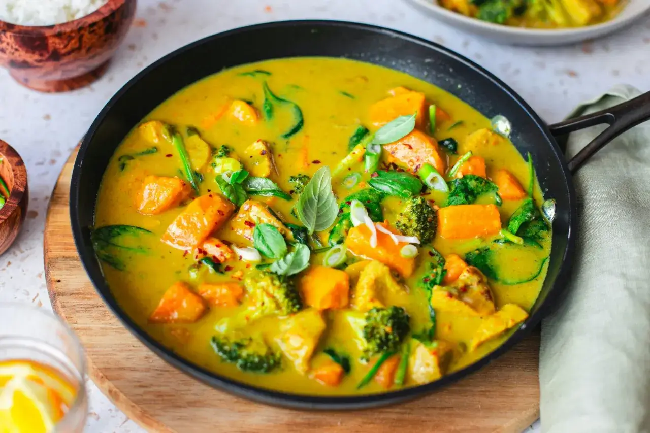 Zdjęcie Zupa z kurczakiem, ryżem, warzywami i curry