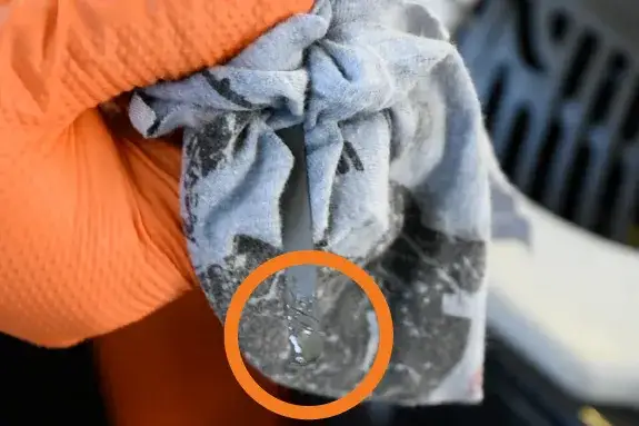 Zdjęcie Jak sprawdzić poziom oleju w kosiarce, aby uniknąć uszkodzeń sprzętu