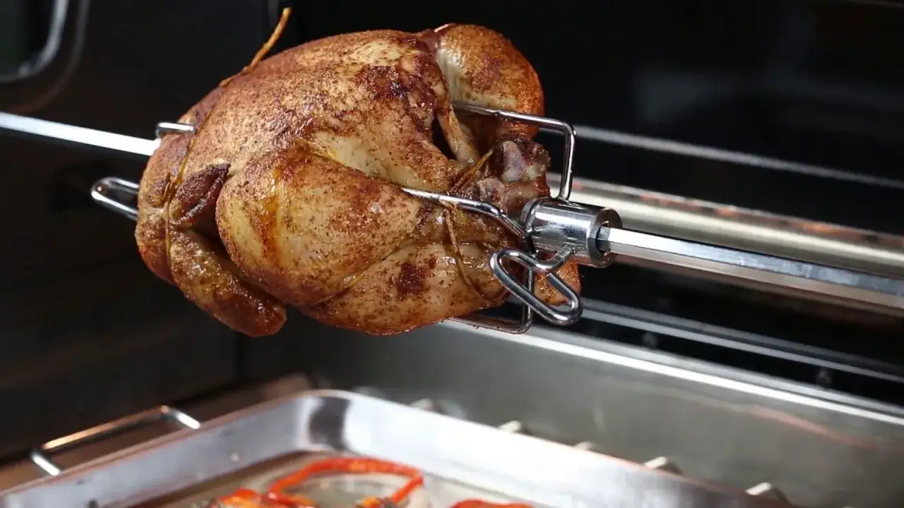 Zdjęcie Idealny kurczak na rożnie: mistrz grillowania zdradza sekrety perfekcyjnego nabicia