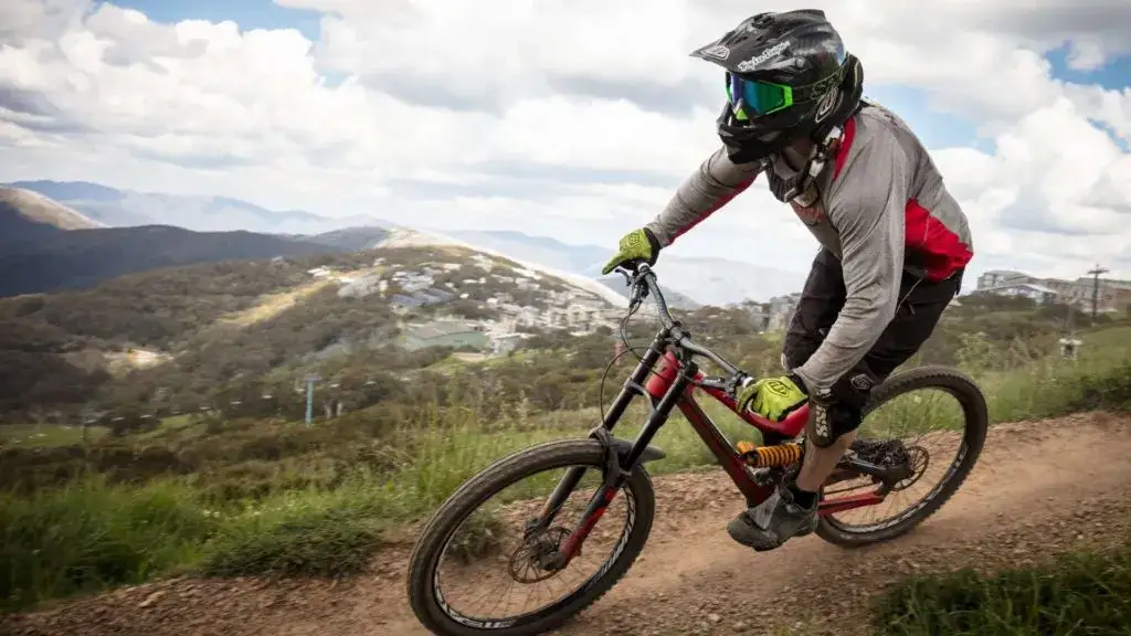 Zdjęcie Co to jest enduro? Poznaj tajniki kolarstwa górskiego i motorowego