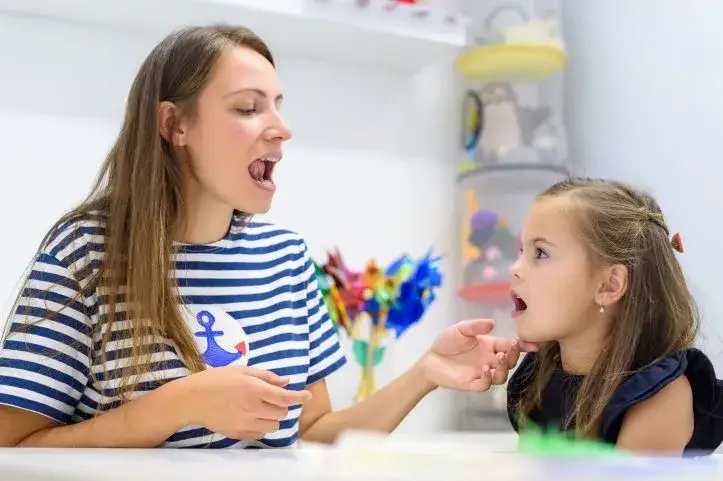 Zdjęcie Czy logopeda to zawód medyczny? Sprawdź kontrowersje prawne i skutki