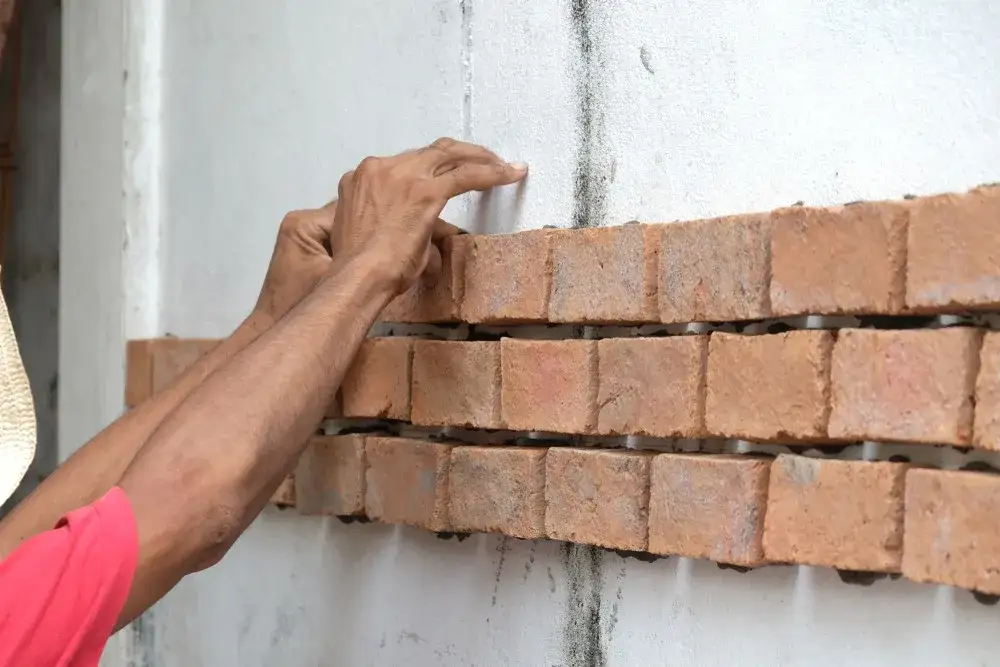 Zdjęcie Ile kosztuje położenie płytek klinkierowych na elewacji: pełna analiza cen