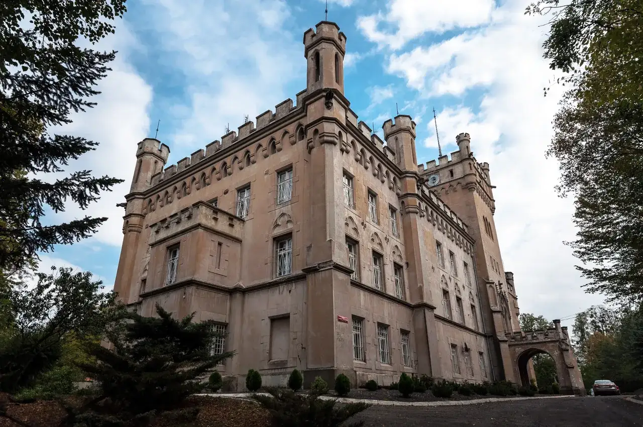 Zdjęcie Pałac w Jędrzejowie: fascynująca historia i architektura czekają na Ciebie