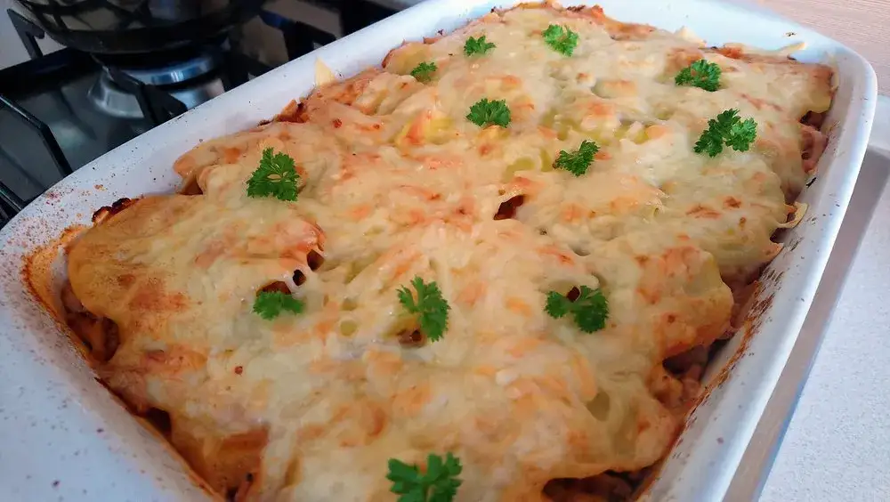 Zdjęcie Przepis na zapiekankę ziemniaczaną z mięsem mielonym i pomidorami, która zachwyci każdego