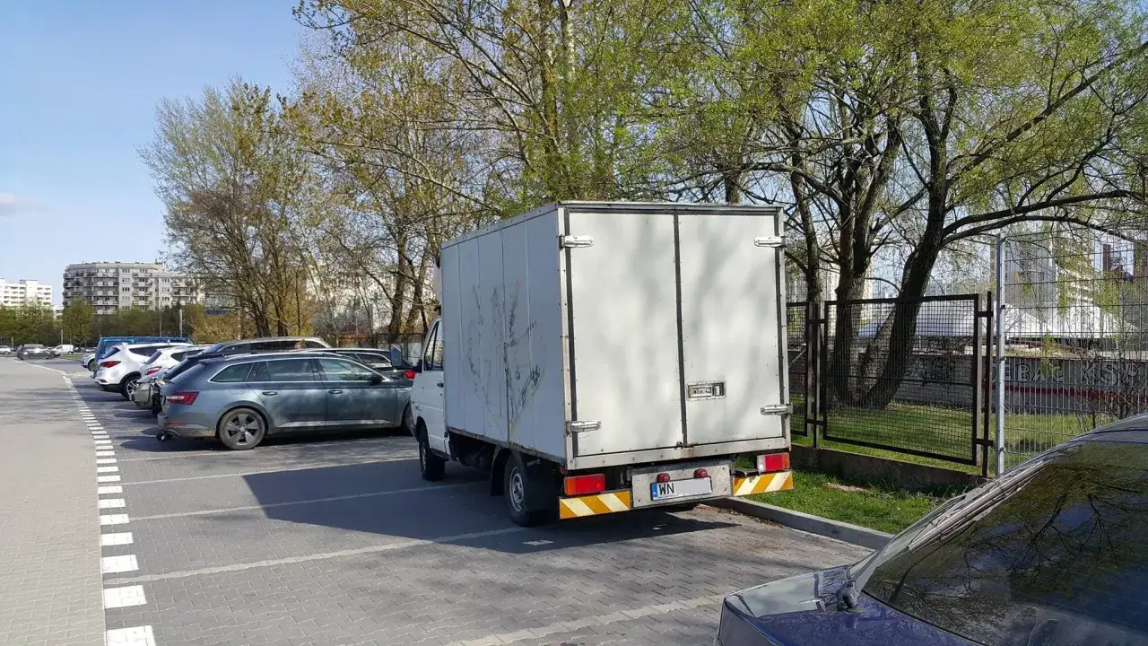 Zdjęcie Czy straż miejska może wystawić mandat za parkowanie na osiedlu? Sprawdź zasady