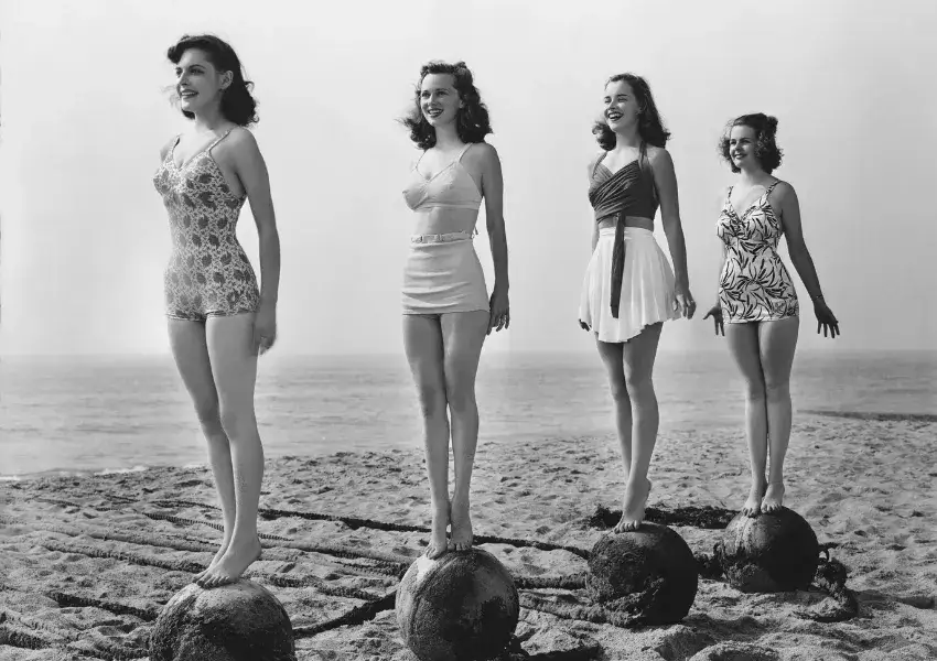 Zdjęcie Stroje kąpielowe lata 50.: Elegancja, która modeluje sylwetkę
