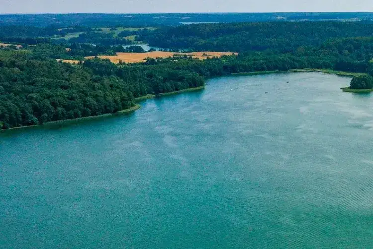 Zdjęcie Niezapomniane atrakcje w Kruklankach: jeziora, spływy i szlaki