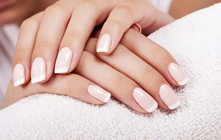 Zdjęcie Jaki manicure najmniej niszczy paznokcie? Odkryj bezpieczne opcje
