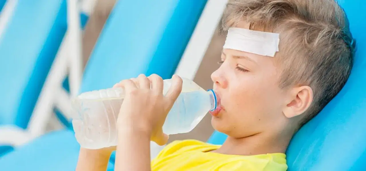 Zdjęcie Udar słoneczny u dziecka objawy – jak je rozpoznać i działać natychmiast