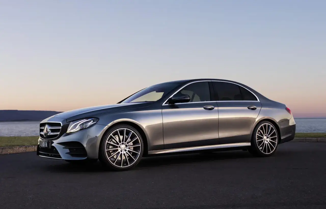 Zdjęcie Mercedes-Benz klasa E: luksus, osiągi i porównanie z konkurencją