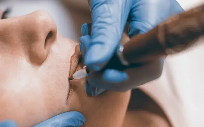 Zdjęcie Alkohol po makijażu permanentnym - prawda o skutkach picia i zalecenia