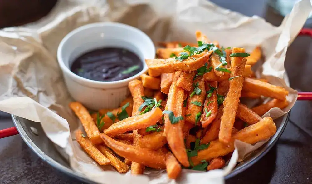 Zdjęcie Frytki z batatów z czym podawać – najlepsze sosy i dania do parowania