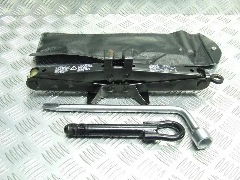 Zdjęcie Gdzie dokładnie znajduje się lewarek w Toyocie Yaris II? Sprawdź teraz!