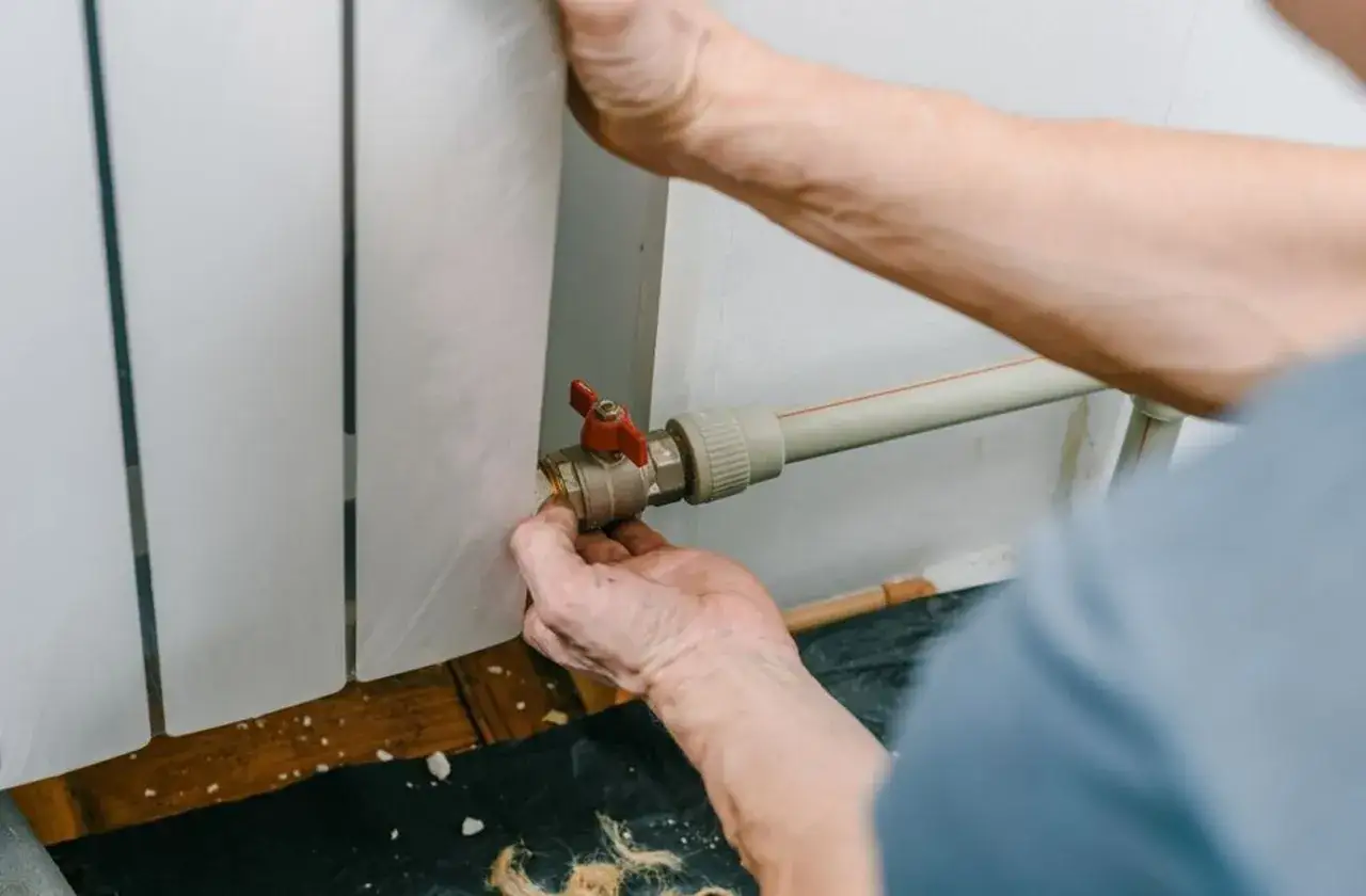 Zdjęcie Jak zamontować grzejnik na ścianie - uniknij najczęstszych błędów