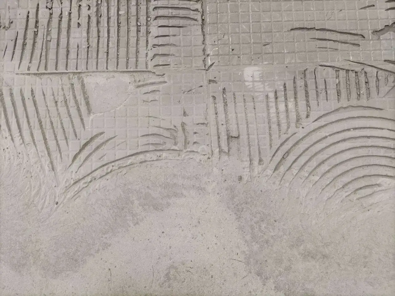 Zdjęcie Jak usunąć klej z kafelek bez uszkadzania powierzchni płytek