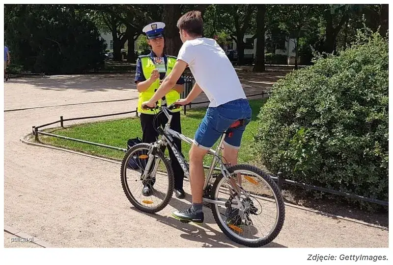 Zdjęcie Czy bez karty rowerowej można jeździć po chodniku? Sprawdź przepisy!