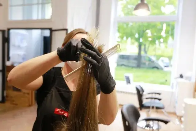 Zdjęcie Ile kosztują odrosty u fryzjera? Sprawdź, jak uniknąć przepłacania!