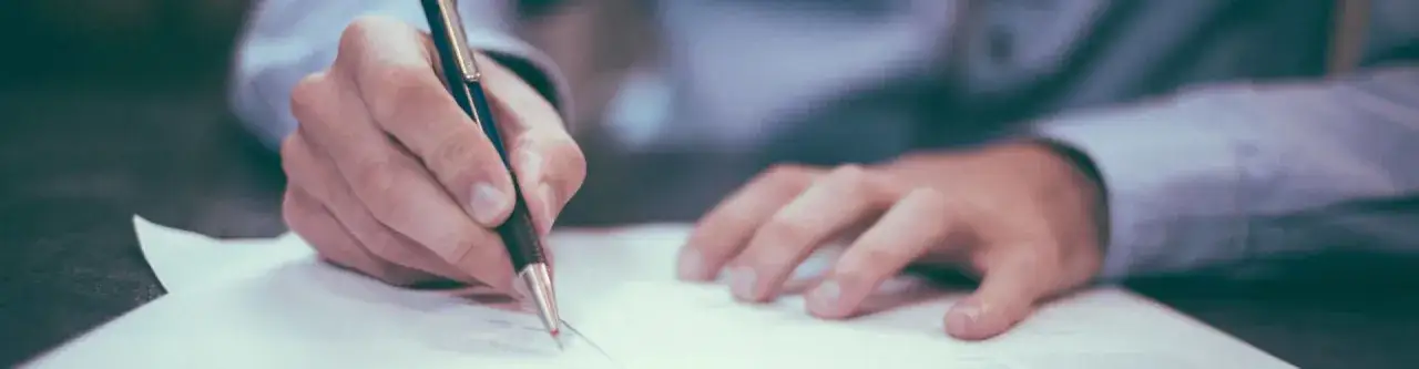 Zdjęcie Gdzie podpisać CV? Oto najważniejsze wskazówki i błędy do unikania