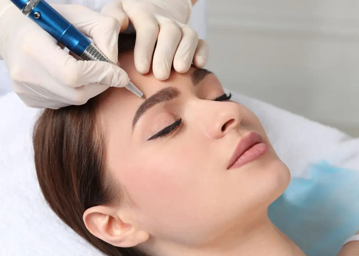 Zdjęcie Ile trwa makijaż permanentny brwi? Sprawdź, co wpływa na czas zabiegu