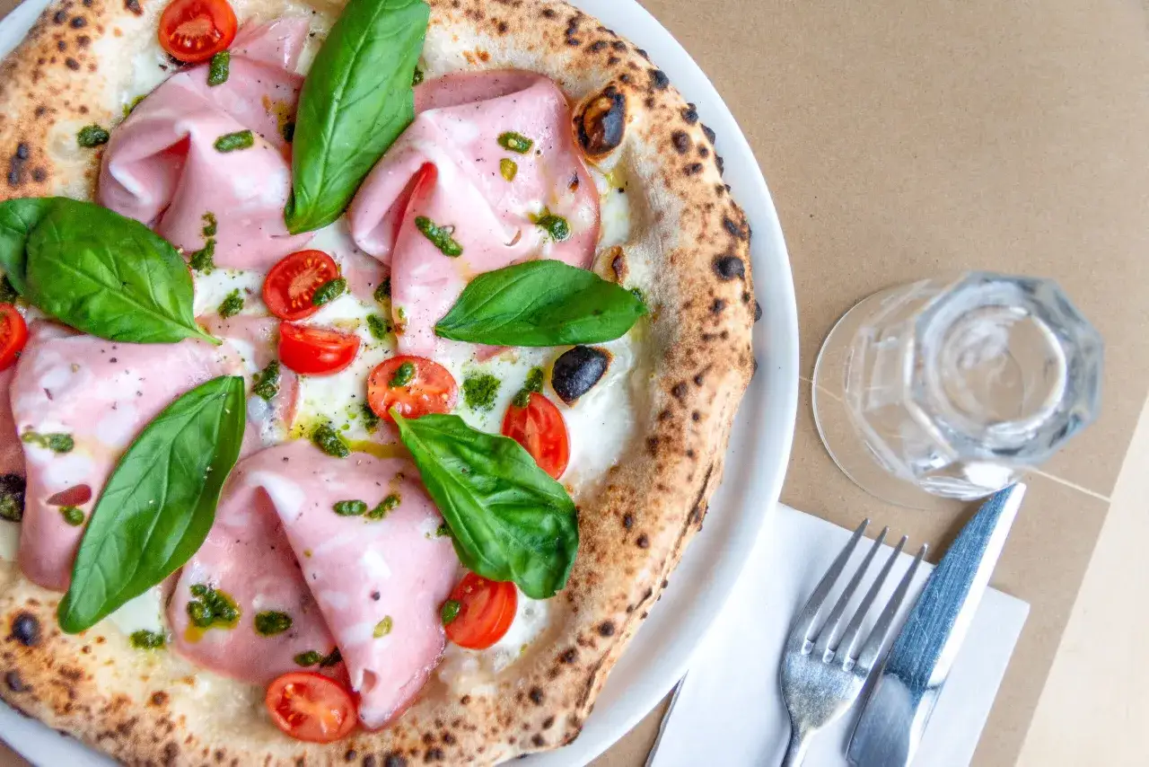 Zdjęcie Ile kalorii ma pizza 32 cm? Zaskakujące różnice w kaloryczności