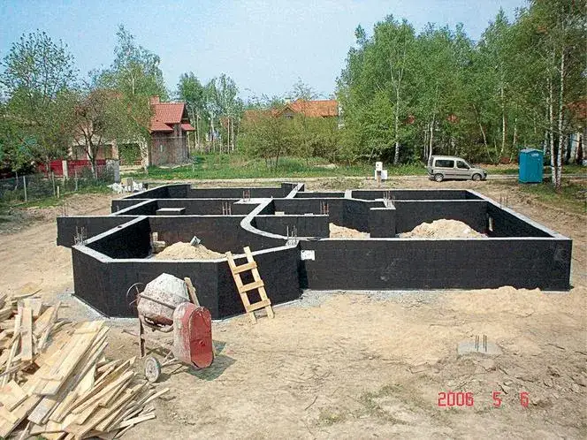 Zdjęcie Czym obsypać fundamenty z zewnątrz, aby uniknąć problemów z wodą?