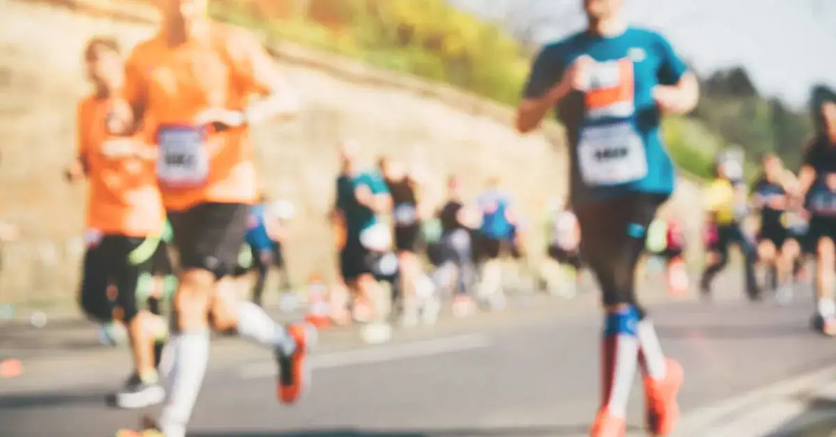 Zdjęcie Ile czasu zajmuje ukończenie maratonu? Średni czas, rekordy i porady treningowe