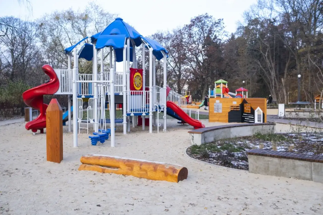 Zdjęcie Plac Wilsona plac zabaw czy jest otwarty? Sprawdź godziny otwarcia