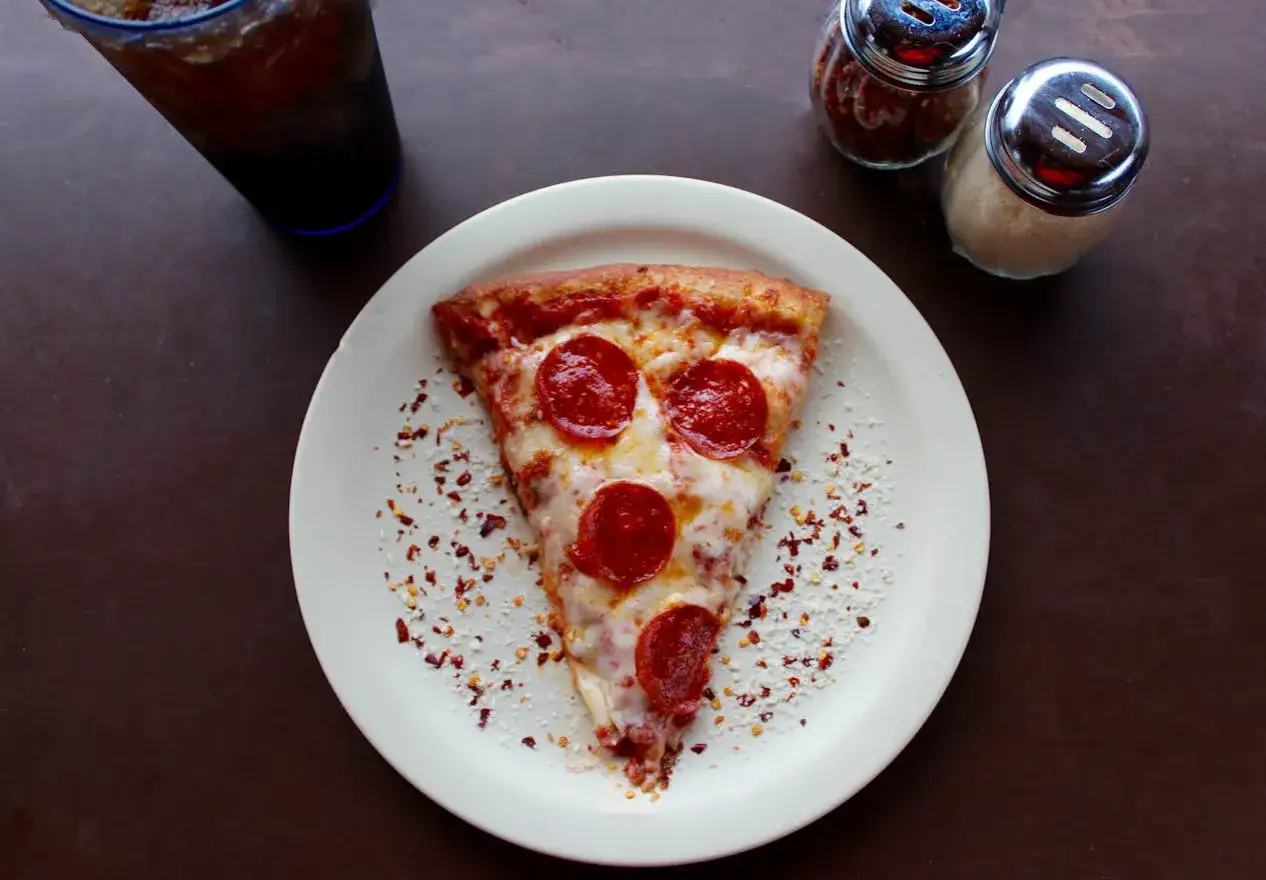 Zdjęcie Ile kcal ma kawałek pizzy? Zaskakujące r&oacute;żnice w kaloriach!
