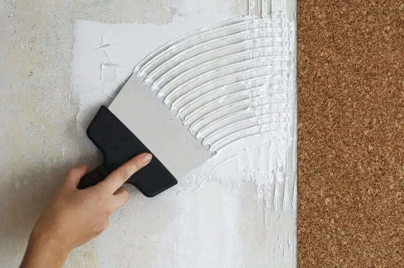 Zdjęcie Czym malować korek na ścianie? Najlepsze farby i techniki malarskie