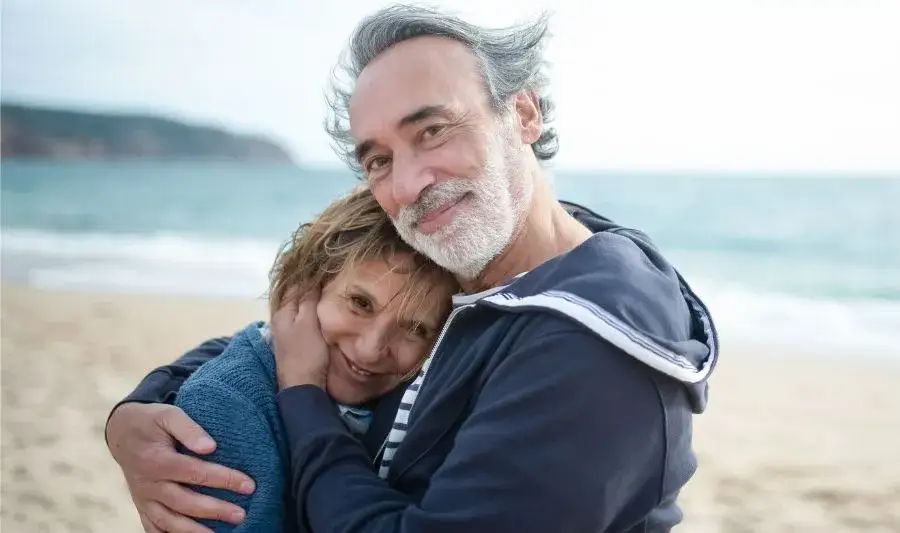 Zdjęcie Jak zachowuje się zakochany facet po 50 – emocje i zaangażowanie w miłości