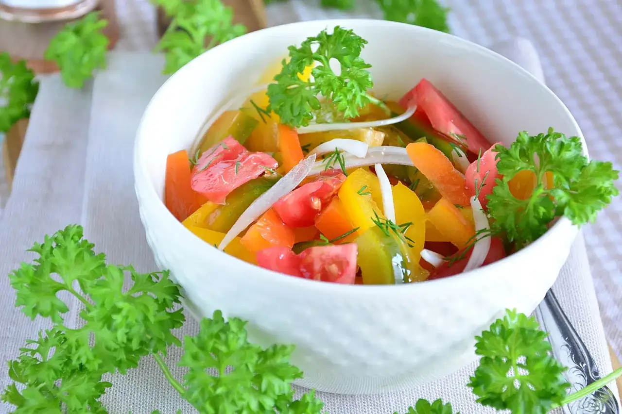 Zdjęcie Idealne surówki do papryki faszerowanej, które zaskoczą Twoich gości