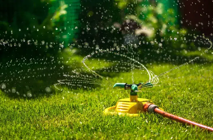 Zdjęcie Zrób własny zraszacz obrotowy: Prosty poradnik DIY