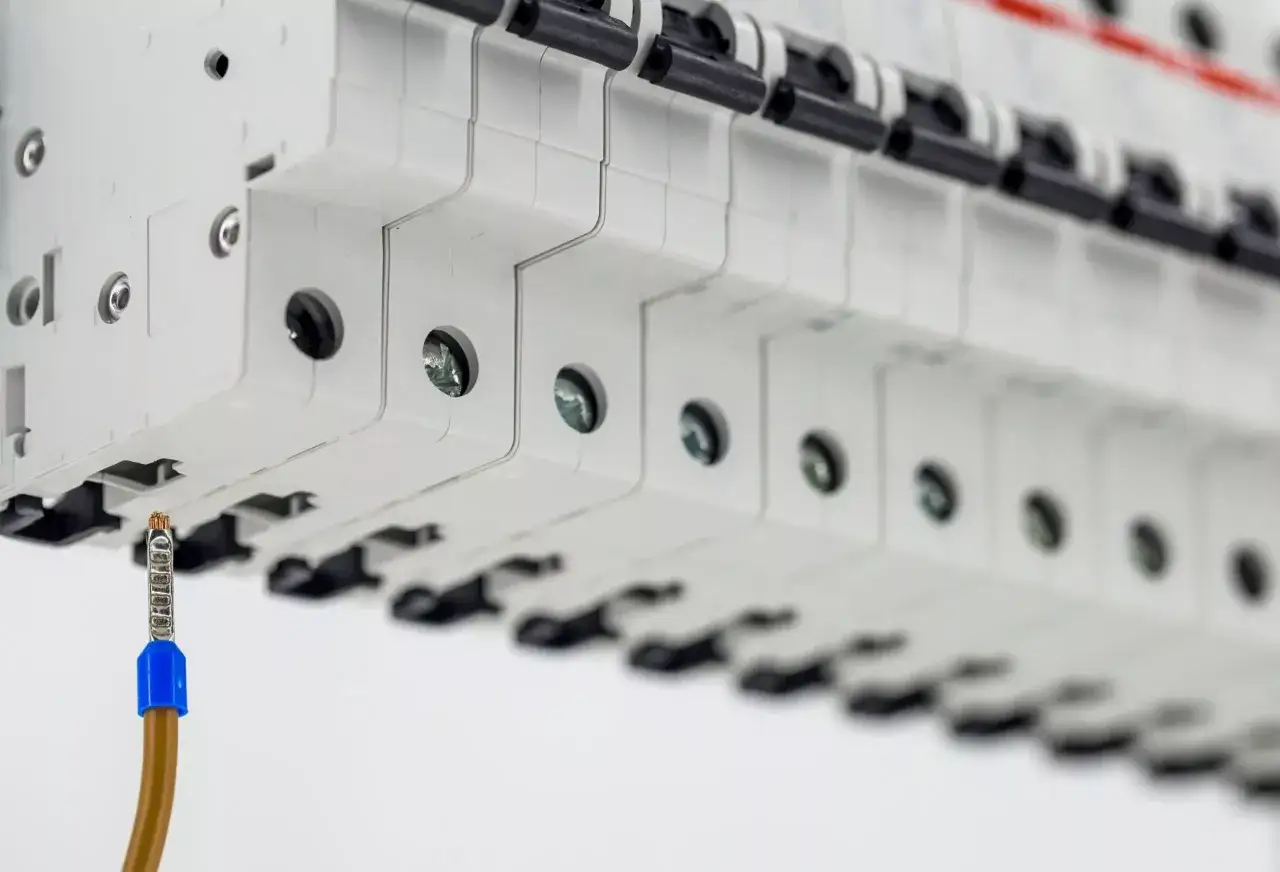Zdjęcie Ile kosztuje montaż skrzynki elektrycznej? Sprawdź, co wpływa na ceny