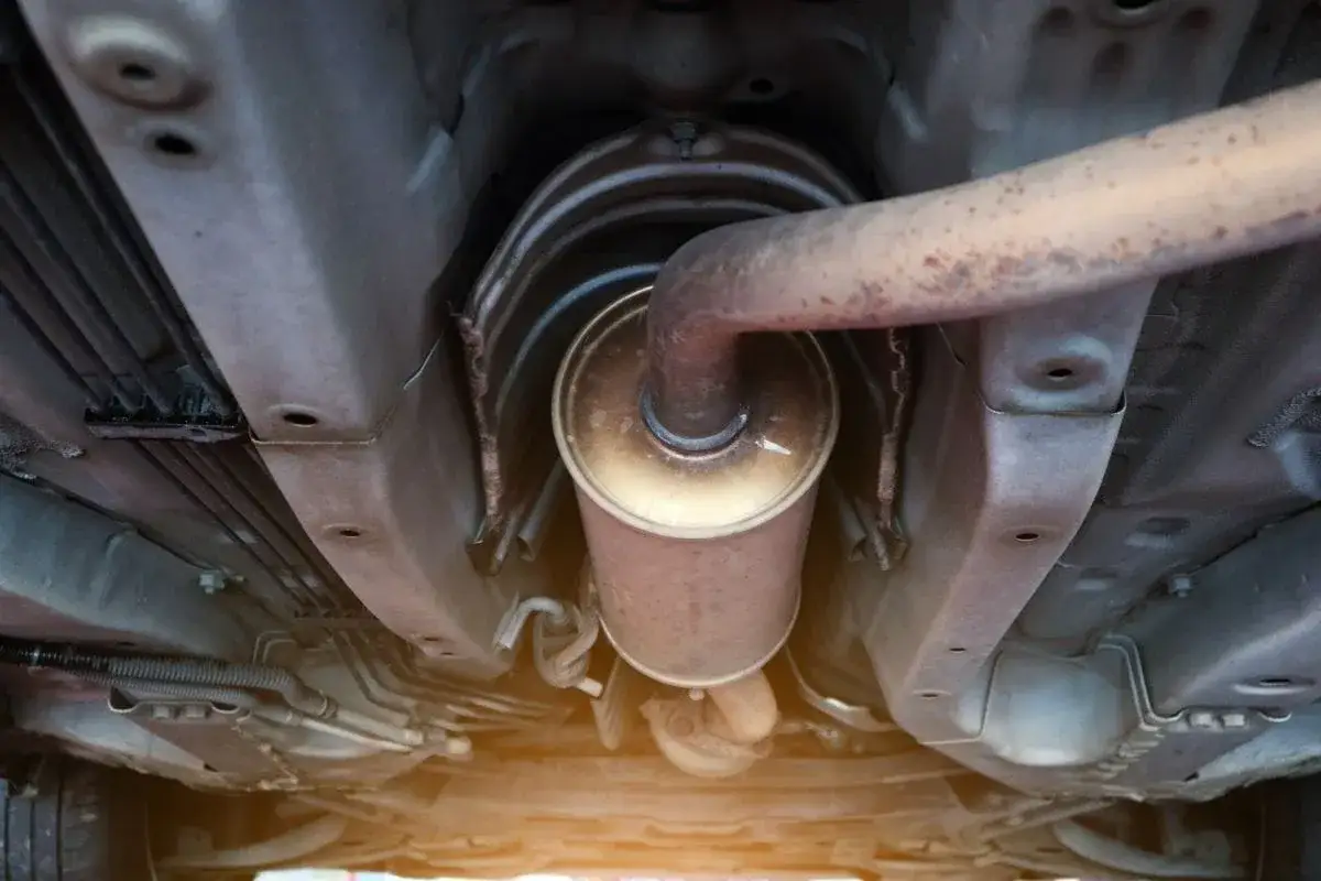 Zdjęcie Objawy zapchanego katalizatora benzyna – jak rozpoznać problemy z autem