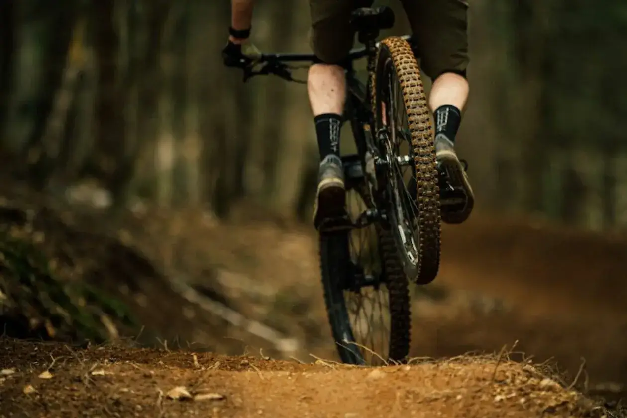 Zdjęcie Enduro co to? Poznaj fascynujący świat sportów motocyklowych i rowerowych