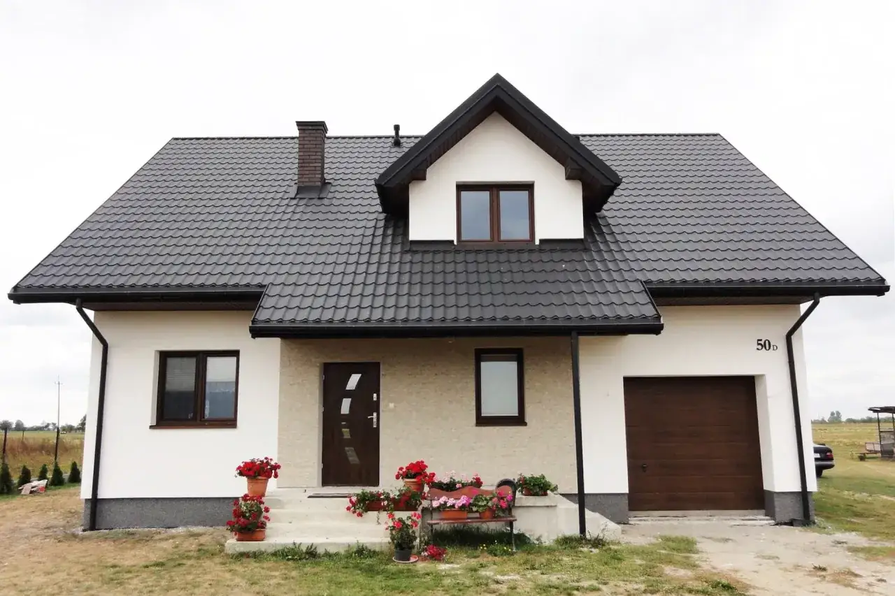 Zdjęcie Jakie kolory elewacji pasują do grafitowej dachówki? Najlepsze opcje