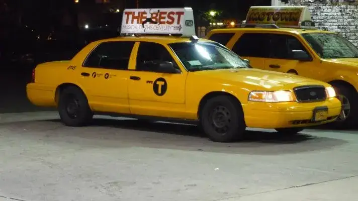Zdjęcie Ford Crown Victoria: Dlaczego zdominował rynek taksówek w USA?
