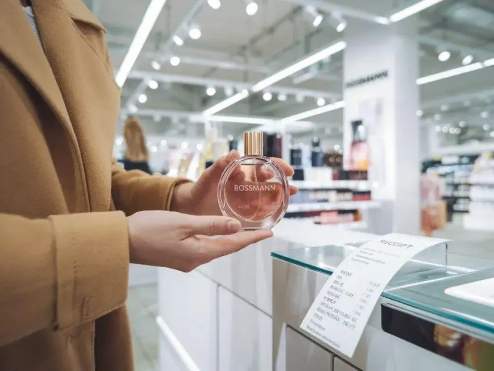 Zdjęcie Zwrot perfum w Rossmannie: Czy to możliwe? Sprawdź zasady!