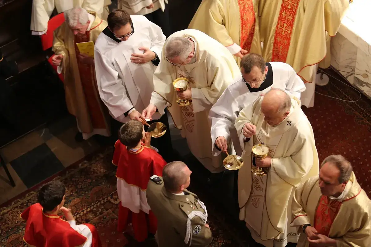 Zdjęcie Jak przyjmować komunię świętą? Poznaj zasady i najważniejsze etykiety