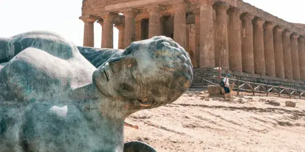 Zdjęcie Valle dei Templi Mitoraj: Historia i znaczenie rzeźby Icaro caduto