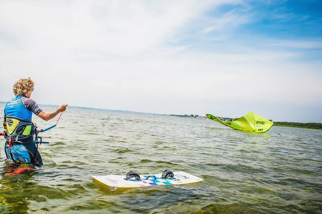 Zdjęcie Kitesurfing co to - poznaj fascynujący świat tego sportu wodnego